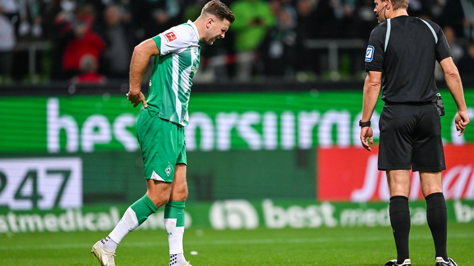 
                <strong>Niclas Füllkrug (Werder Bremen)</strong><br>
                Der zumindest statistisch beste deutsche Torjäger der Bundesliga ist und bleibt Niclas Füllkrug. Am Samstagabend zeigt sich "Lücke" gegen Schalke einmal mehr treffsicher und drischt eine Hereingabe von Mitchell Weiser in der 30. Minute zur Bremer Führung in die Maschen. Es ist bereits Füllkrugs zehntes Saisontor. Aber: Nach gut einer Stunde ist die Partie für den 29-Jährigen gelaufen. Nach einem harten Einsteigen von Schalkes Maya Yoshida, das von Schiedsrichter Dr. Felix Brych allerdings nicht als Foul bewertet wird, fasst sich Füllkrug mit schmerzverzerrtem Gesicht an die Hüfte und wird ausgewechselt. Pikant: Yoshida ist mit Japan deutscher Gruppengegner bei der WM. Ein Mutmacher, dass die Blessur nicht zu schwer ist: Unmittelbar vor seinem Wechsel zieht Füllkrug noch einmal fulminant aus der Distanz ab, jagt den Ball aber knapp übers Tor.
              