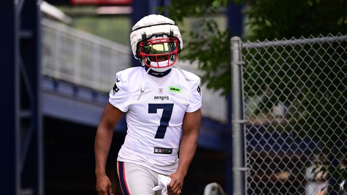 Jul 25, 2024; Foxborough, MA, USA; New England Patriots wide receiver JuJu Smith-Schuster (7) walks to the practice field at training camp at Gillette Stadium, in Foxborough, Massachusetts. CSM Fox...