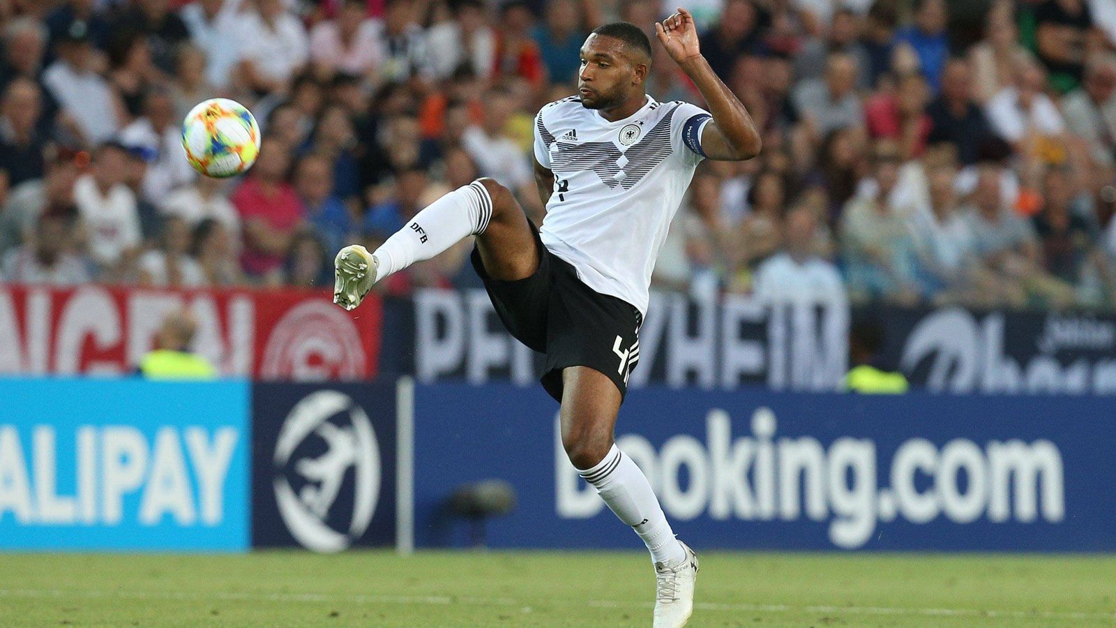 
                <strong>Jonathan Tah</strong><br>
                Immer eng am Mann, mit gutem Stellungsspiel. Versucht als Kapitän seine Abwehr zusammenzuhalten. Das ist kein einfaches Unterfangen. Spanien spielt sich immer wieder blitzschnell durch die deutschen Reihen und stellt Tah und Co. so vor schwierige Aufgaben – wie in der siebten Minute, als Fabian Ruiz aufgrund eines riesigen Loches in der DFB-Defensive quasi ungestört zum Torerfolg marschieren konnte. Rettet im zweiten Durchgang nach einem fatalen Querpass im eigenen Strafraum in allerhöchster Not. ran-Note: 3
              