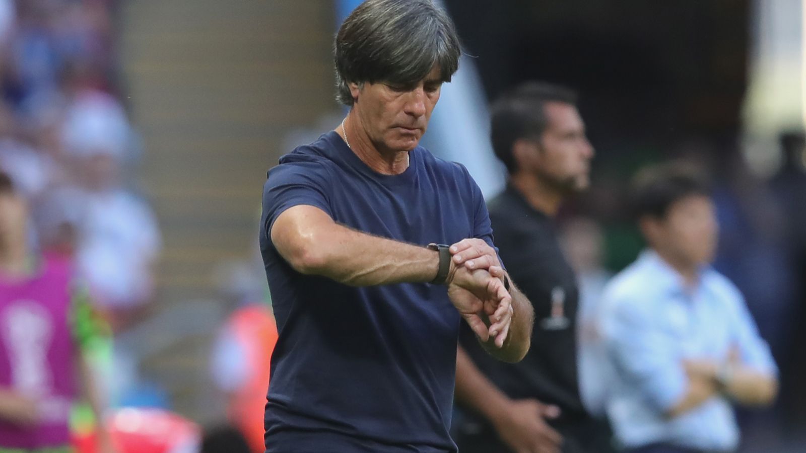 
                <strong>Verlierer: Joachim Löw</strong><br>
                Erst macht sich Löw bei der Kadernominierung angreifbar, dann wirft seine taktische Aufstellung Fragen auf. Gegen die aggressiven Mexikaner findet er kein taktisches Mittel, schafft es nicht sein Team entsprechend einzustellen. Vom ewigen Bundes-Jogi entwickelt er sich zum angreifbaren Löw.
              