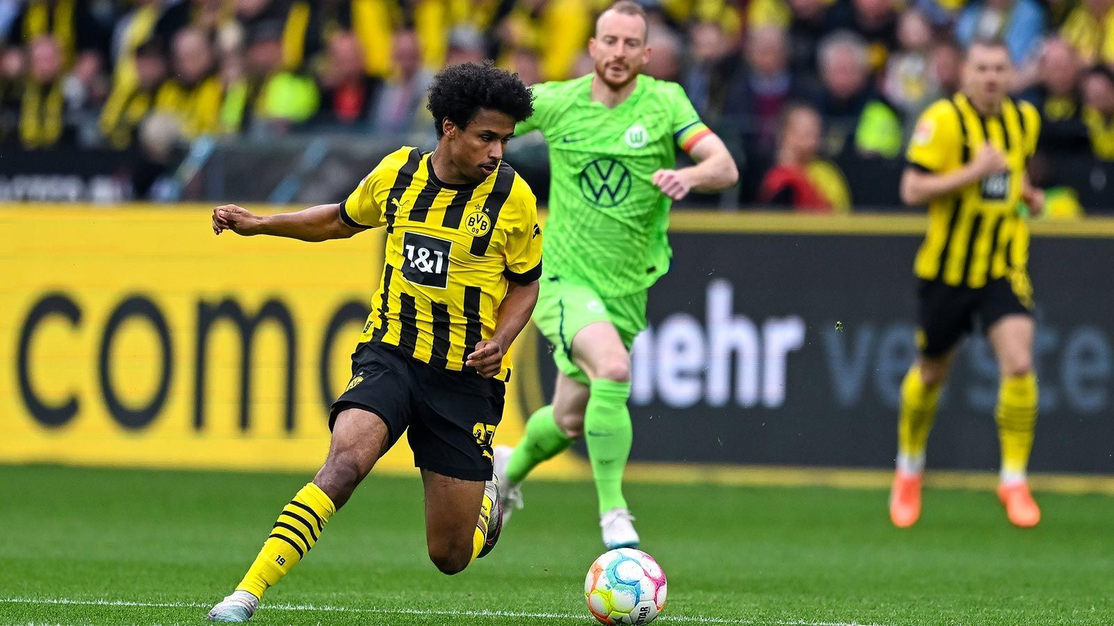 
                <strong>Karim Adeyemi</strong><br>
                Überragender Auftritt des Offensivspielers, trotz eines schlampigen Anfangs. Nach seinem ersten Tor, bei dem er Guilavogui mustergültig überspringt, nicht mehr zu bremsen. Drei Torbeteiligungen und ein echtes Statement des 21-Jährigen. Einziger Wermutstropfen: sein verschossener Elfmeter. Wird nach seiner Auswechslung mit Sprechchören gefeiert. ran-Note: 1
              