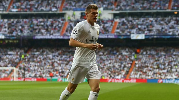 
                <strong>Toni Kroos</strong><br>
                Toni Kroos lieferte eine exzellente Vorstellung ab. Er hatte mit 103 die meisten Ballkontakte auf dem Feld. Verteilte die Bälle mit einer Passquote von 94 Prozent und benötigte auch auf seiner etwas defensiveren Position kein einziges Foul, um die "Angriffe" von Manchester City zu stoppen. Und das lag nicht an mangelnder Einstellung, denn ...
              