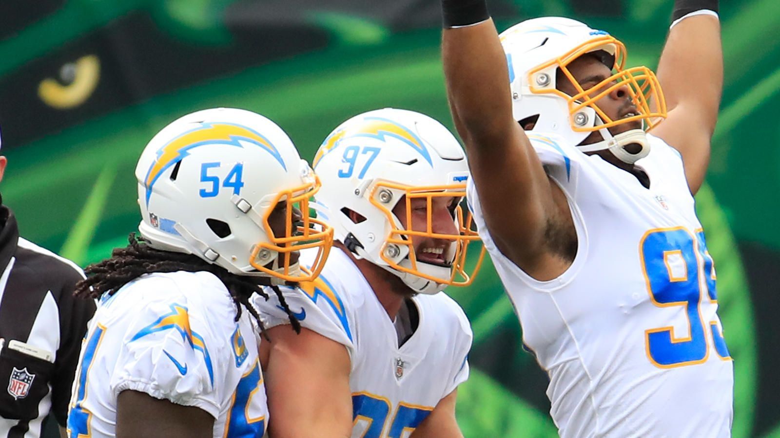 
                <strong>Los Angeles Chargers: Defense</strong><br>
                Nachdem Abgang von Melvin Ingram fehlt Joey Bosa ein Partner, ein neuer Pass Rusher sollte in der Defense weit oben auf der Chargers-Wunschliste stehen. Auch auf der Linebacker-Position muss L.A. mit Denzel Perryman einen Abgang verkraften. Allein um mehr Tiefe zu haben, dürfte ein Linebacker im Draft verpflichtet werden. Die Secondary ist stark besetzt, doch in der passlastigen NFL schadet ein weiterer Cornerback nicht - perspektivisch gesehen auch als Ersatz für Chris Harris Jr. 
              