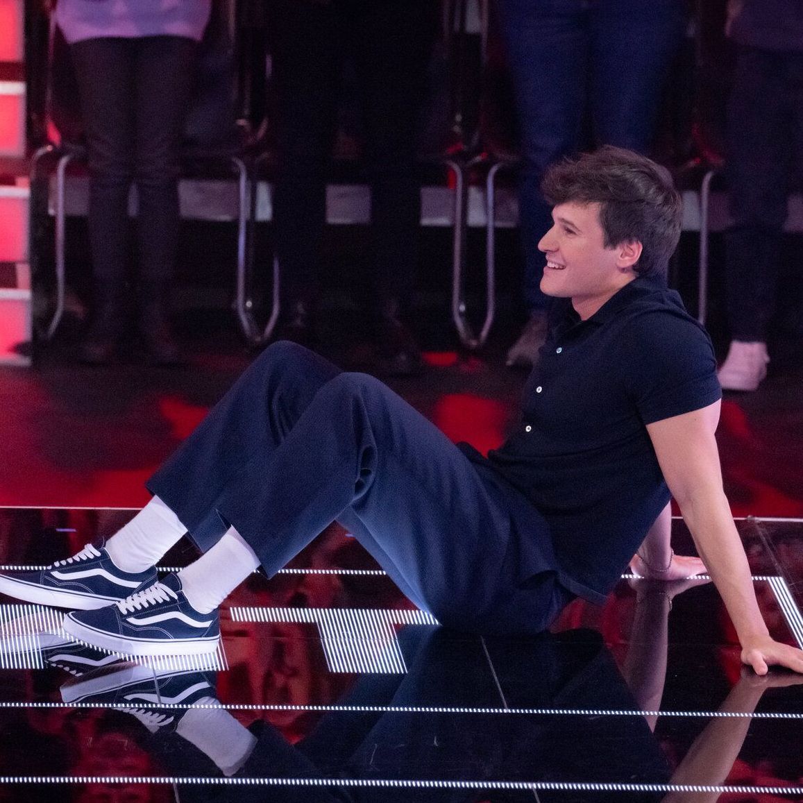 Wincent Weiss sitzt auf dem Boden im "The Voice Kids"-Studio