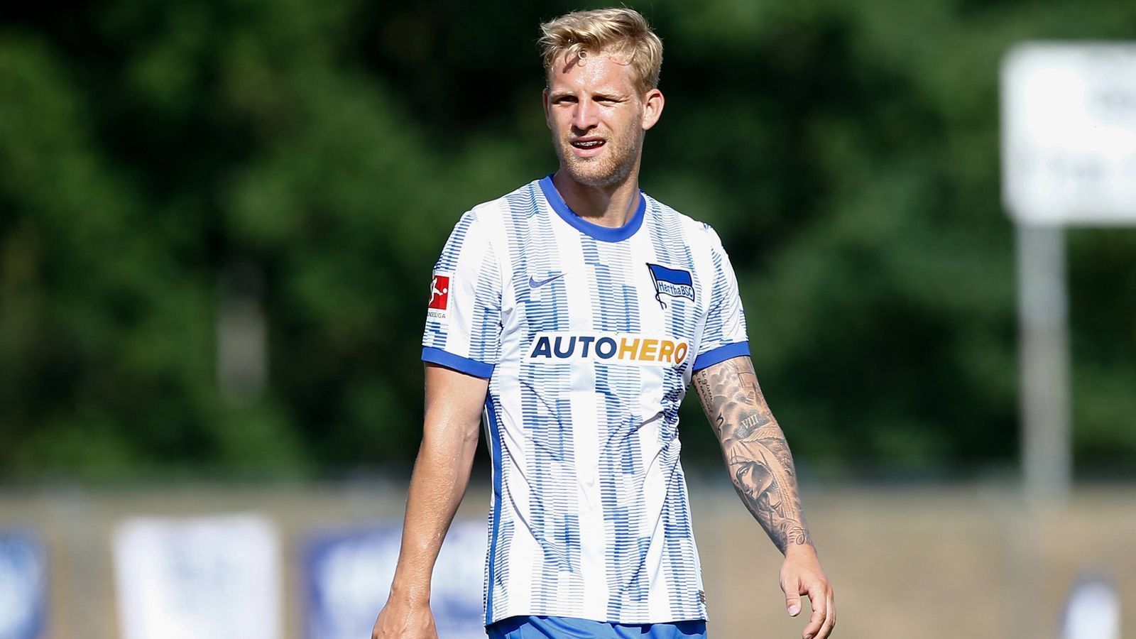 
                <strong>Arne Maier (FC Augsburg)</strong><br>
                ... geht derweil Mittelfeldspieler Arne Maier. Der 22-Jährige, der zuletzt mit Deutschlands U21 Europameister wurde, wird zunächst für eine Saison von der Hertha zum FCA ausgeliehen, zudem sicherten sich die Fuggerstädter eine Kaufoption. Bereits in der Vorsaison war Maier innerhalb der Bundesliga verliehen, lief für den damaligen Aufsteiger Arminia Bielefeld auf. "Ich freue mich, dass der Wechsel zum FCA geklappt hat, weil ich überzeugt bin, dass ich beim FCA eine tolle Mannschaft und ein super Umfeld vorfinde, in dem ich mich weiterentwickeln kann. Ich möchte mit dem Team eine erfolgreiche Saison spielen und Verantwortung auf dem Platz übernehmen", so Maier.
              