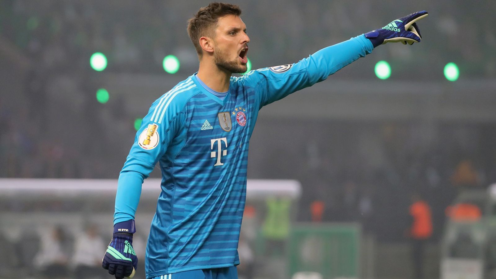 
                <strong>Sven Ulreich (FC Bayern München)</strong><br>
                Unverhofft kommt oft! Dieses Sprichwort traf in der Vorsaison auf Sven Ulreich zu. Der Bayern-Backup von Manuel Neuer musste nach dessen Mittelfußbruch ran und kam in der Saison 2017/18 auf insgesamt 47 Pflichtspiel-Einsätze für den amtierenden Meister Bayern München. Nach anfänglichen Problemen stabilisierte sich der 30-Jährige, wurde vor der WM sogar als möglicher Kandidat für das DFB-Team gehandelt - daran änderte auch ein Bock im Champions-League-Halbfinale gegen Real Madrid nichts. Nach der Genesung Neuers, rückte der Ex-Stuttgarter zuletzt wieder ins zweite Glied. Bei den Bayern weiß man aber spätestens nach der Vorsaison, dass man mit Ulreich einen zuverlässigen Neuer-Backup hat.
              