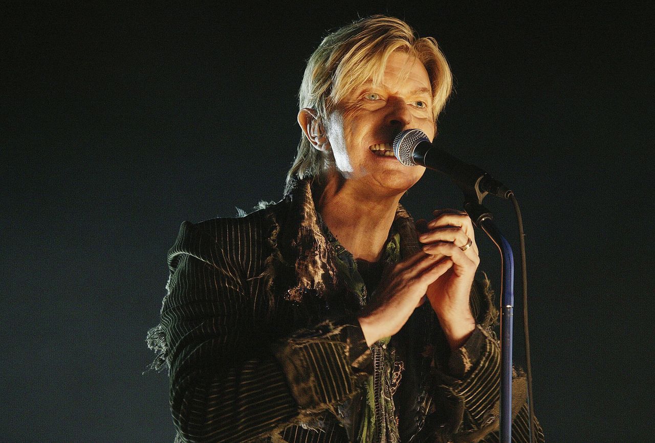 Bei dem 2016 verstorbenen Sänger David Bowie ist das linke Auge dunkler - allerdings wegen einer Verletzung.