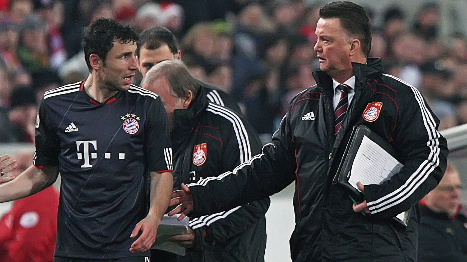 
                <strong>Mark van Bommel</strong><br>
                "Jetzt ist Schluss, ich muss weg. Das kriege ich nicht mehr hin mit van Gaal." So erinnerte sich Mark van Bommel einst an sein Ende beim FC Bayern im Januar 2011. Grund für die Trennung war ein Streit des Niederländers mit Louis van Gaal. Ende 2010 habe der damalige FCB-Coach in einer Nachbesprechung das damalige Talent Thomas Müller angegriffen. "Thomas, das war nicht gut, was du da gemacht hast", habe van Gaal gesagt. Van Bommel stellte sich vor Müller, es gab Streit - und der "Aggressive Leader" wurde als Kapitän abgesetzt. Nach einer erneuten Meinungsverschiedenheit der beiden Niederländer sollen bei van Bommel sogar Tränen geflossen sein. Zu viel. Van Bommel zog Anfang 2011 weiter zur AC Mailand. Wenige Monate später verließ auch van Gaal die Bayern - allerdings nicht aus eigenen Stücken.
              