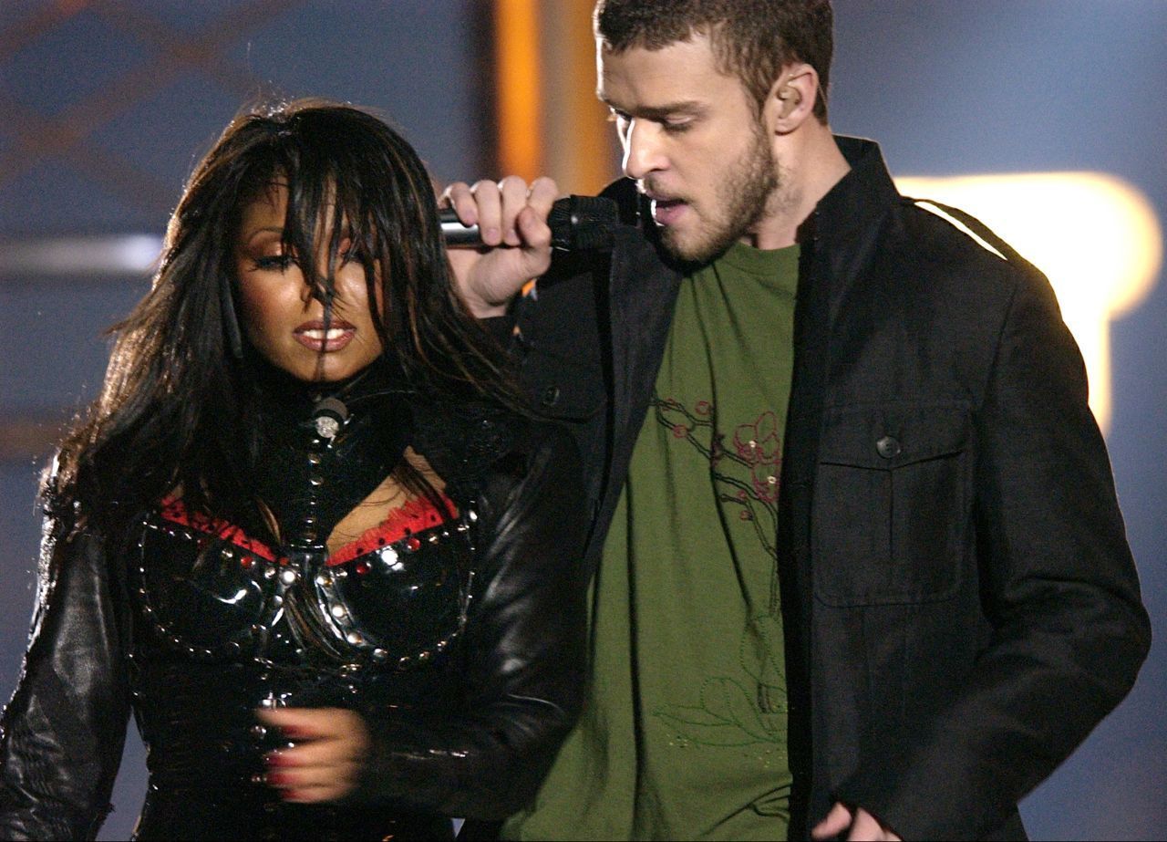 Nipplegate: In der Halbzeit-Show traten Janet Jackson und Justin Timberlake 2004 mit dem Song "Rock your Body" auf. Am Schluss singt Timberlake "I´m gonna have you naked by the end of this song" - Am Ende dieses Liedes werde ich dich ausgezogen haben. Dabei riss er Janet Jackson einen Teil ihrer Korsage herunter und entblößte ihre Brust. Gleich wurde spekuliert, ob es sich um einen Unfall oder Absicht handelte. Als Folge des 