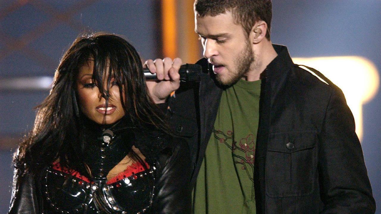 Nipplegate: Bei der Halbzeit-Show 2004 sangen Janet Jackson und Justin Timberlake "Rock Your Body". Timberlake zog Jacksons Korsage herunter und entblößte ihre Brust. Es wurde spekuliert, ob es Absicht oder ein Unfall war. Als Reaktion strahlen US-Sender Live-Veranstaltungen mit Verzögerung aus, um unerwünschte Inhalte zu verhindern. Janet Jackson Songs und Videos wurden nicht mehr gespielt.