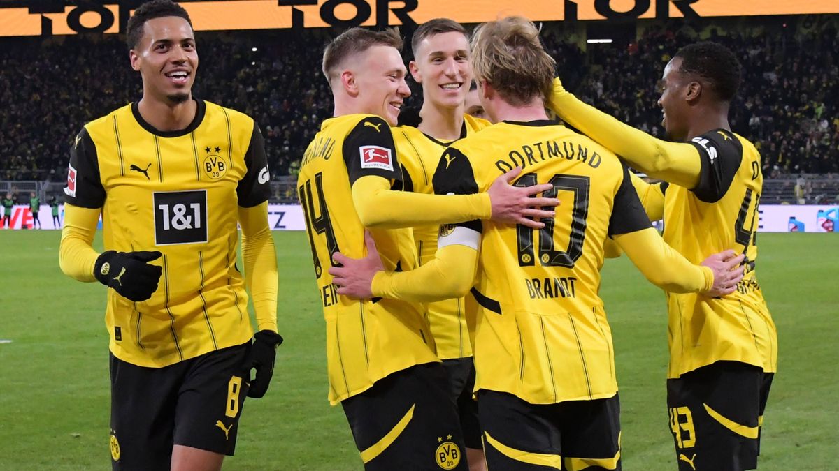 23.11.2024, xblx, Fussball 1.Bundesliga, Borussia Dortmund - SC Freiburg emspor, v.l. Felix Nmecha (Borussia Dortmund), Maximilian Beier (Borussia Dortmund), Nico Schlotterbeck (Borussia Dortmund),...