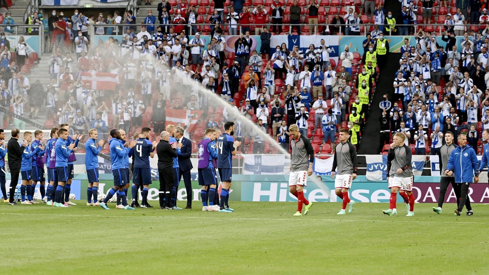 
                <strong>Verlierer: Die Entscheidungsträger der UEFA</strong><br>
                Zweifelsohne hatte der Vorfall um Christian Eriksen alle Beteiligten schockiert. Das Spiel wurde völlig zurecht für mehr als eine Stunde unterbrochen. Dann stellte sich die Frage nach der Fortsetzung. Die UEFA stellte die Dänen vor die Wahl, entweder nach einem kurzen Aufwärmen weiterzuspielen oder die Partie am Folgetag um zwölf Uhr zu beenden. Im Nachhinein ist klar, dass beide Termine wohl nicht passend gewesen wären. Klar, die UEFA musste schnell entscheiden, um Verträge zu erfüllen und andere Interessen zu bedienen. Es hätte aber wohl auch andere - bessere - Lösungen gegeben. Eine Entschuldigung oder ein Statement der UEFA ist bisher nicht eingegangen.
              