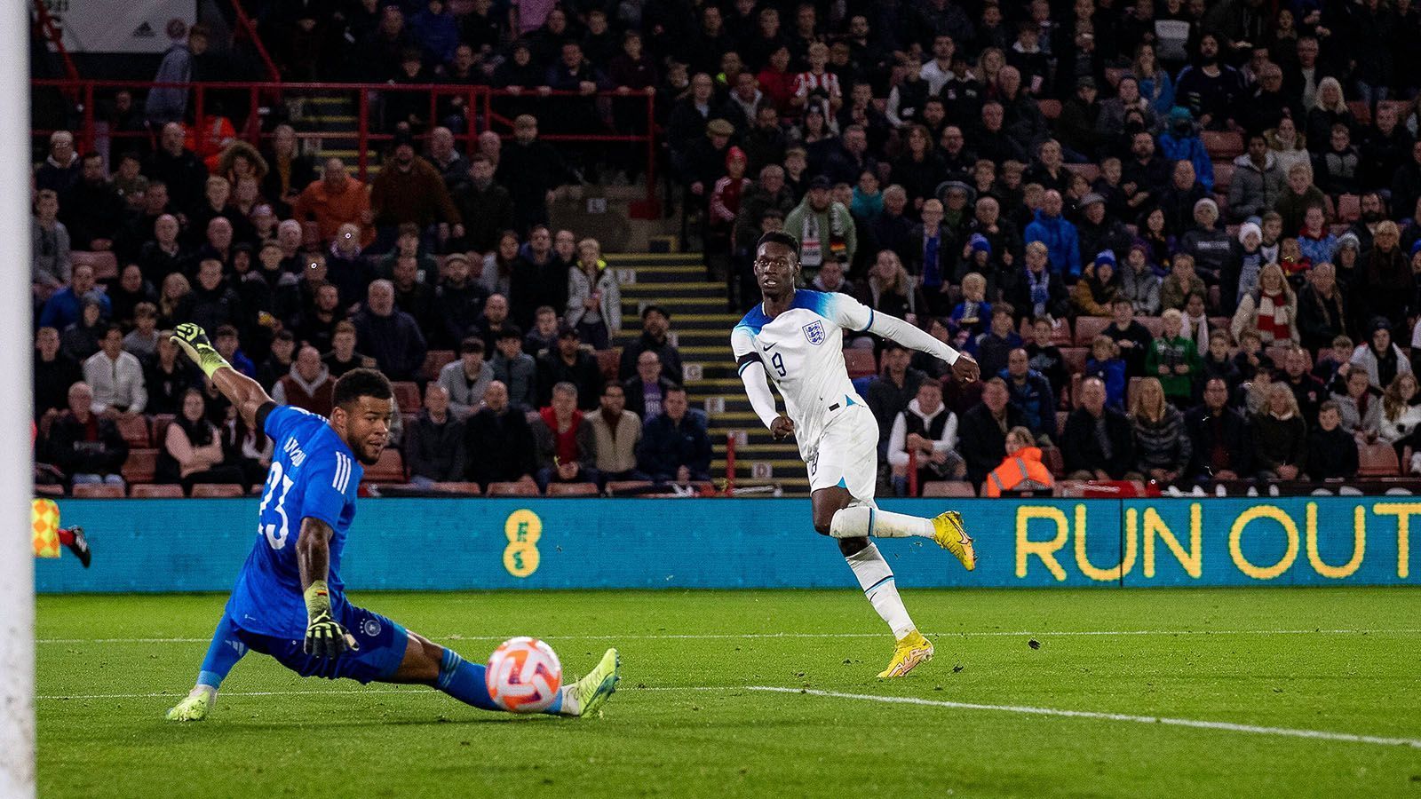 
                <strong>Noah Atubolu </strong><br>
                Der Freiburger erlebte einen überaus ruhigen Abend im altehrwürdigen Stadion an der Bramall Lane. Hatte kaum Möglichkeiten sich auszuzeichnen, war aber im eigenen Spielaufbau immer anspielbar und jederzeit auf dem Posten, wenn man ihn brauchte. Hatte in der 37. Minute Glück, dass James Garners Kopfball nur an der Latte landete – dieser Ball wäre ansonsten unhaltbar gewesen. Beim 1:1 durch Folarin Balogun und dem 1:2 durch Conor Gallagher machtlos. ran-Note: 3
              