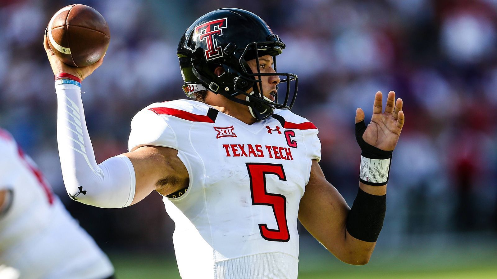 
                <strong>Die meisten Yards in einem Spiel</strong><br>
                Patrick Mahomes (Texas Tech Red Raiders)22. Oktober 2016: Texas Tech vs. Oklahoma, 819 Yards (734 Passing Yards, 85 Rushing Yards)
              