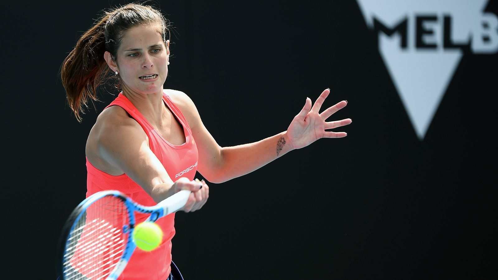 
                <strong>Julia Görges</strong><br>
                Mit Julia Görges hat sich auch eine deutsche Spielerin bereits dazu bekannt, auf die US Open 2020 zu verzichten. "Ich habe mich dafür entschieden, dieses Jahr nicht an den US Open teilzunehmen, da ich mich nicht wohl dabei fühlen würde, angesichts der hohen COVID-19-Zahlen in den USA nach New York zu reisen und mich und mein Team irgendeinem unnötigen Risiko auszusetzen", erklärte die 31-Jährige bei "Sport1". Ihr bislang letztes, offizielles Spiel bestritt Görges im Februar in Katar. 
              