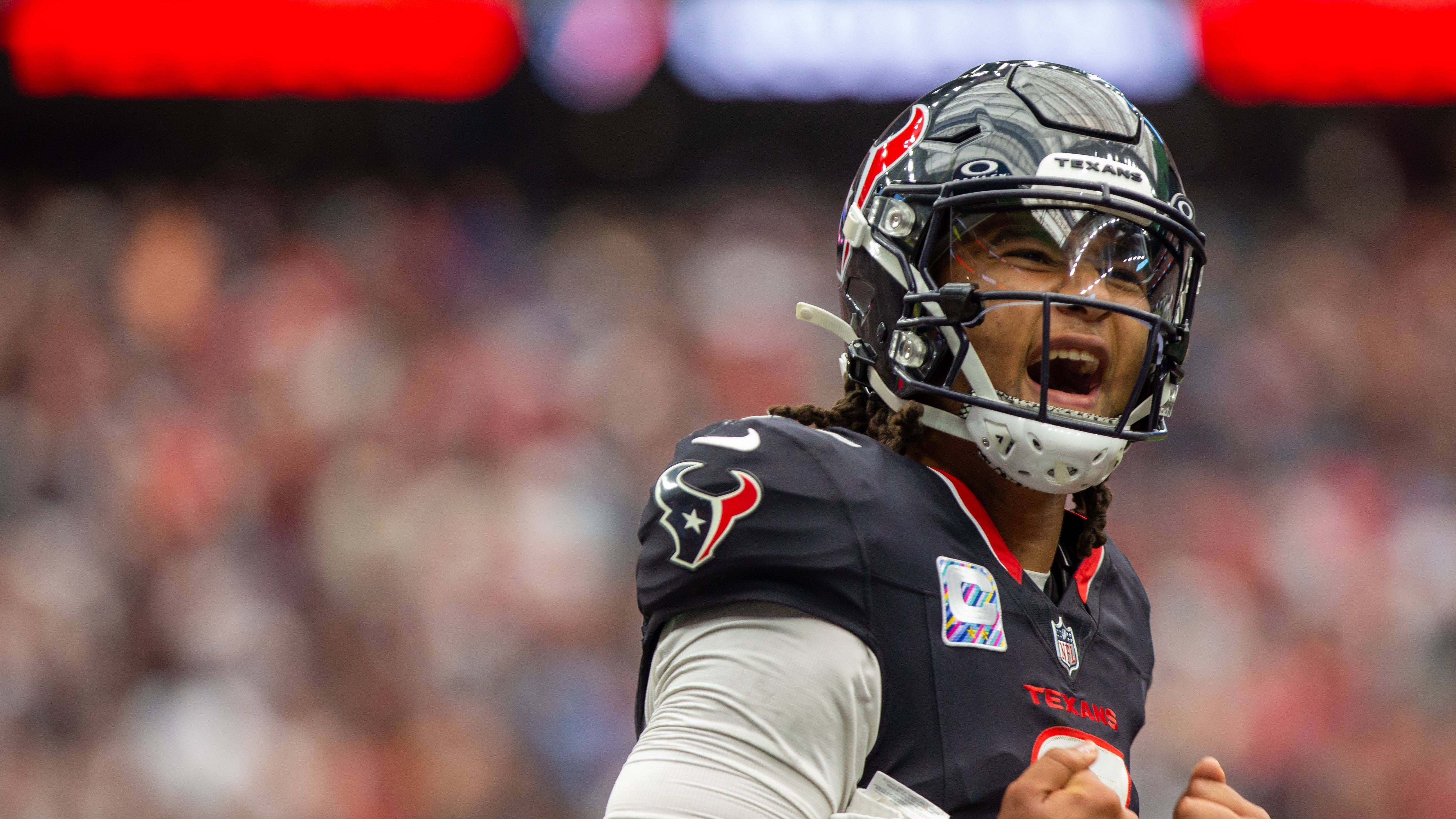 <strong>C.J. Stroud (Houston Texans)</strong><br>Nach der Saison 2025 – dem dritten seines Rookie-Deals – ist Stroud erstmals für eine Vertragsverlängerung berechtigt. Nach zwei Playoff-Teilnahmen in zwei Jahren gilt es als sicher, dass die Texans ihren Franchise-Quarterback langfristig halten wollen. Und Stroud dürfte einen Mega-Deal wie QB-Kollegen Burrow und Allen fordern: Bis zu 60 Millionen US-Dollar Jahresgehalt stehen dann im Raum.