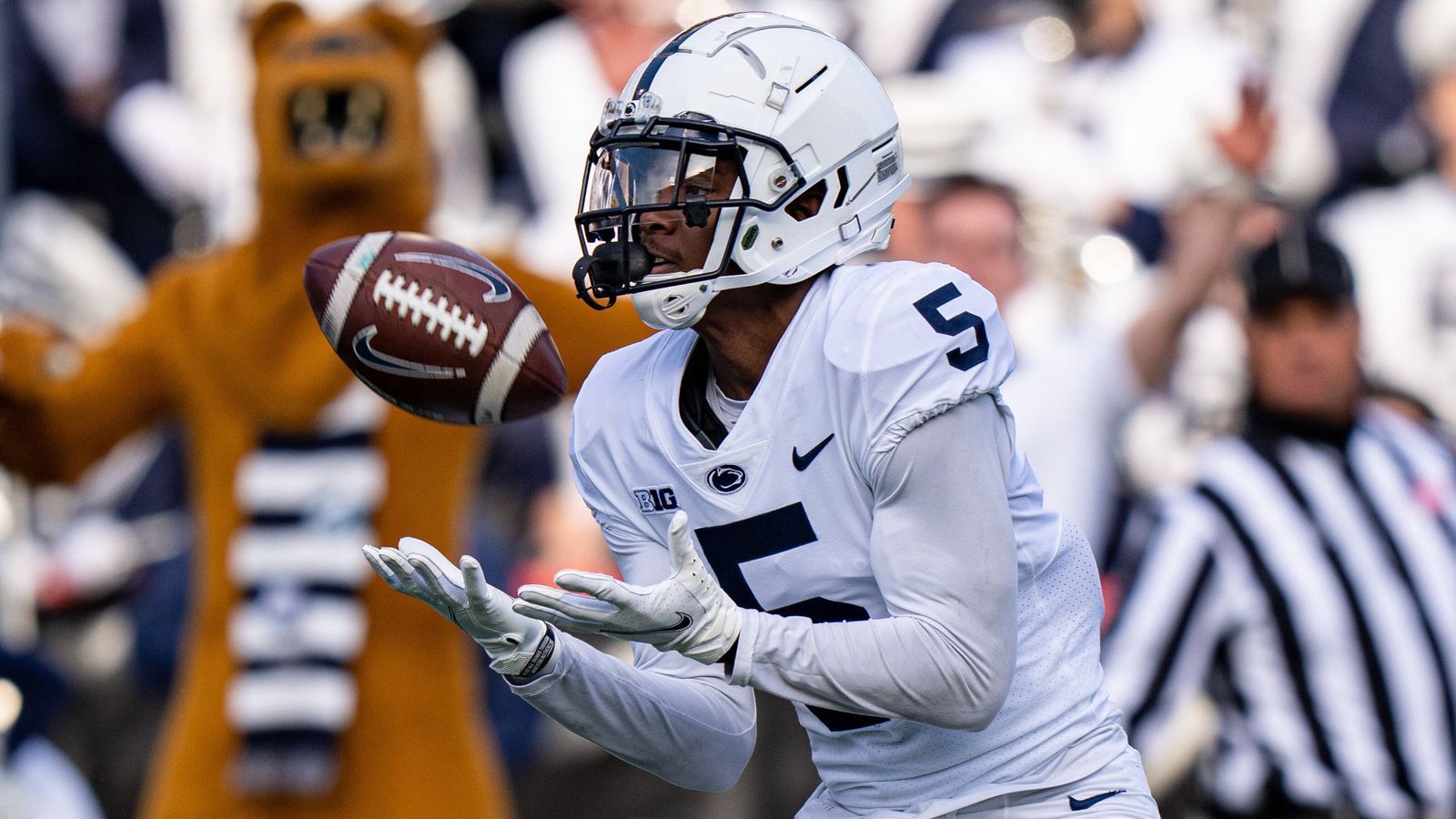 
                <strong>21. Pick: New England Patriots - Jahan Dotson, WR, Penn State</strong><br>
                Die New England Patriots sind nicht unbedingt dafür bekannt, ihre hohen Picks für Offensivspieler zu verwenden. In diesem Jahr wird es aber mit Wide Receiver Jahan Dotson Unterstützung für Quarterback Mac Jones geben.
              