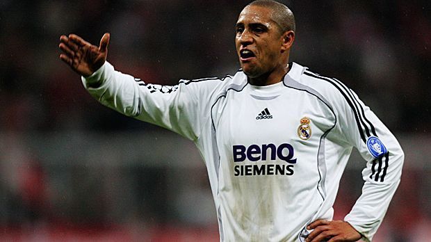 
                <strong>Abwehr: Roberto Carlos</strong><br>
                Abwehr: Roberto Carlos. Seine Distanz-Schüsse waren gefürchtet und seine Flanken-Stärke bekannt. Persönliche Auszeichnungen erhielt der Brasilianer 2002 und 2003, als er von der UEFA zum "Verteidiger des Jahres" gewählt wurde. Zum Weltfußballer reichte es nie.
              