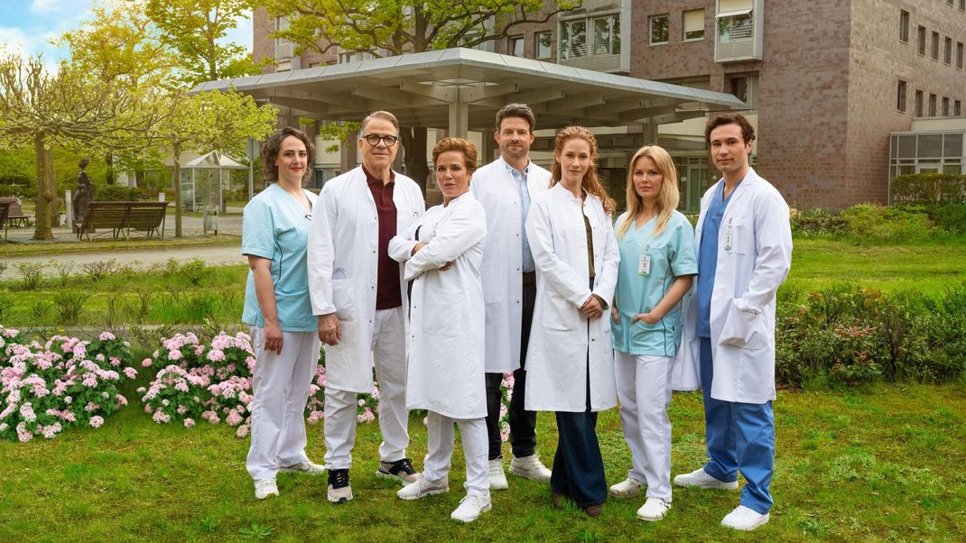 (v.l.n.r.) Gitta Müller (Mieke Schymura); Dr. Gregor Wemuth (Karsten Speck); Dr. Barbara Berg (Muriel Baumeister); Dr. Erik Behrens (Daniel Buder); Dr. Lea Wolff (Sina Valeska Jung); Nico Menke (Isabel Hinz); Radu Florea (Richard Ciuchendea)