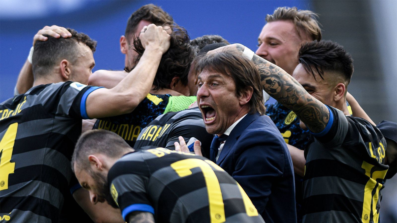 
                <strong>Wie Inter Mailand Italiens Spitze zurückeroberte</strong><br>
                Nach einer Durststrecke von elf Jahren hat sich Inter Mailand bereits am 34. Spieltag den langersehnten Scudetto gesichert. Das Team von Trainer Antonio Conte kann vier Spieltage vor dem Saisonende nicht mehr von Platz eins verdrängt werden. Zuletzt hatte Juventus Turin neunmal in Folge den Titel geholt. ran.de zeigt, warum Inter nach Jahren der Unzufriedenheit Italiens Thron zurückerobert hat.
              