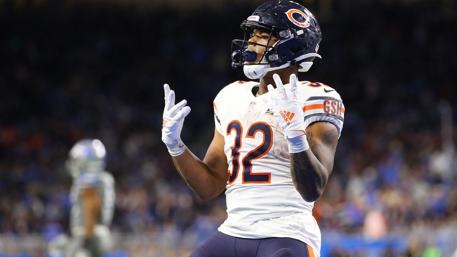 
                <strong>Chicago Bears</strong><br>
                Bei den Bears hat es Mostert einst vom Practice Squad für zwei NFL-Spiele ins Roster geschafft, ehe er dann doch wieder im Practice Squad und letztlich bei den San Francisco 49ers landete. Nun wäre eine Rückkehr nach Chicago tatsächlich eine Option. Denn in der Offseason hat sich bei den Bears unter den Running Backs wenig getan. Mit David Montgomery (Foto), Tarik Cohen und Ryan Nall sowie zwei neuen Undrafted Rookies besteht eigentlich auch kein dringender Handlungsbedarf – zumindest auf den ersten Blick ...
              