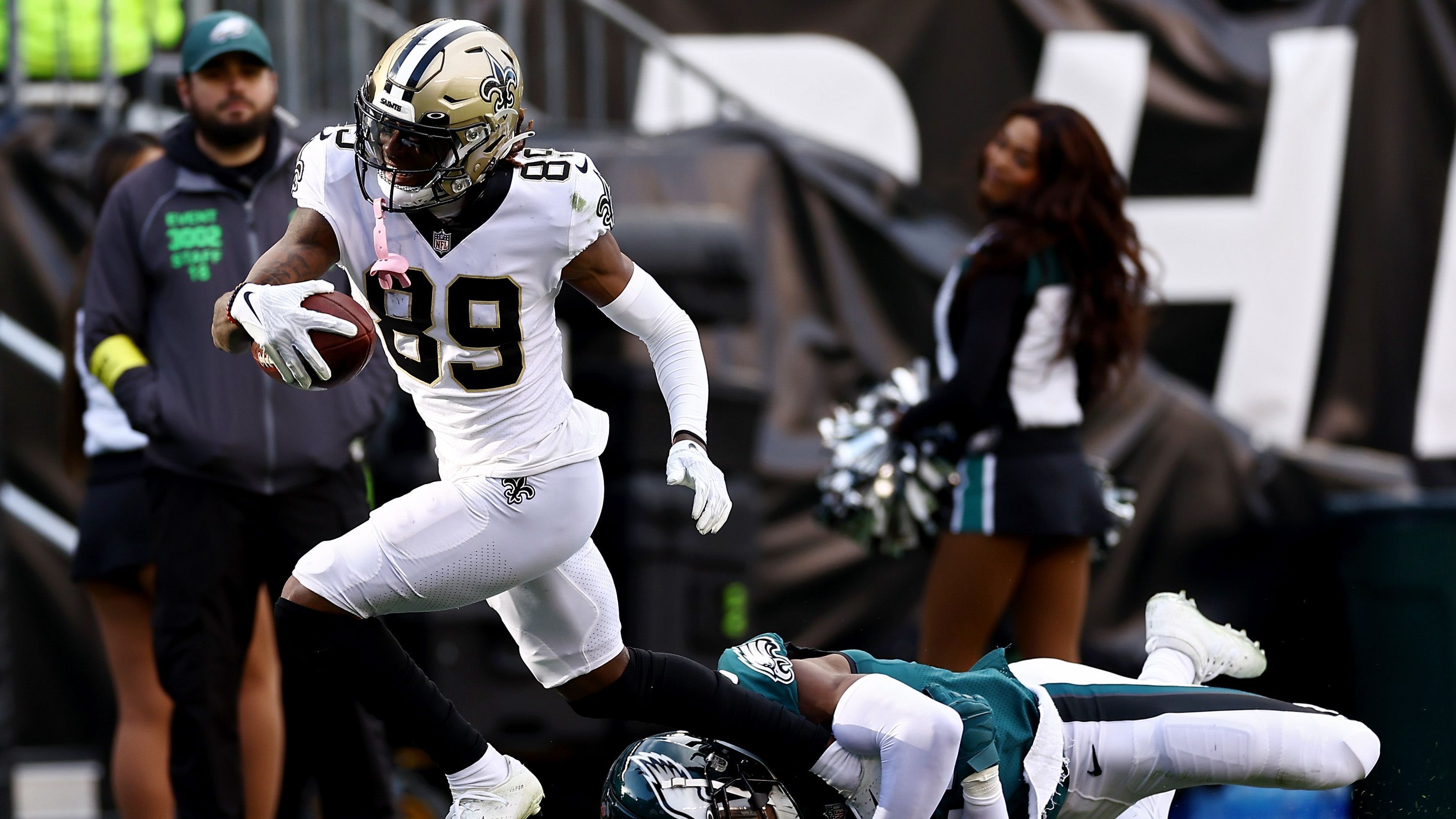 <strong>Rashid Shaheed (Wide Receiver, New Orleans Saints)</strong><br>Wide Receiver Shaheed konnte vergangenes Jahr als Undraftet Free Agent bereits 488 Receiving Yards und drei Touchdowns verbuchen und stellte insbesondere mit seiner Schnelligkeit eine Gefahr für gegnerische Verteidigungen dar. Unter dem neuem Saints-Quarterback Derek Carr könnte er den nächsten Schritt in seiner Entwicklung machen.&nbsp;