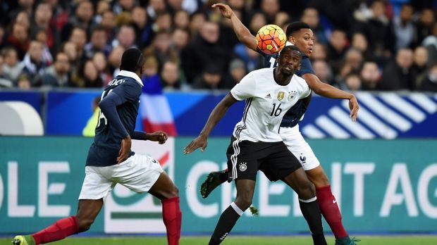 
                <strong>Antonio Rüdiger</strong><br>
                Antonio Rüdiger: Zu Beginn der Partie mit Problemen gegen den schnellen Martial. Kam mit der Zeit besser ins Spiel. In direkten Duellen stark, nur beim Gegentor zum 0:1 nicht. ran-Note: 3.
              