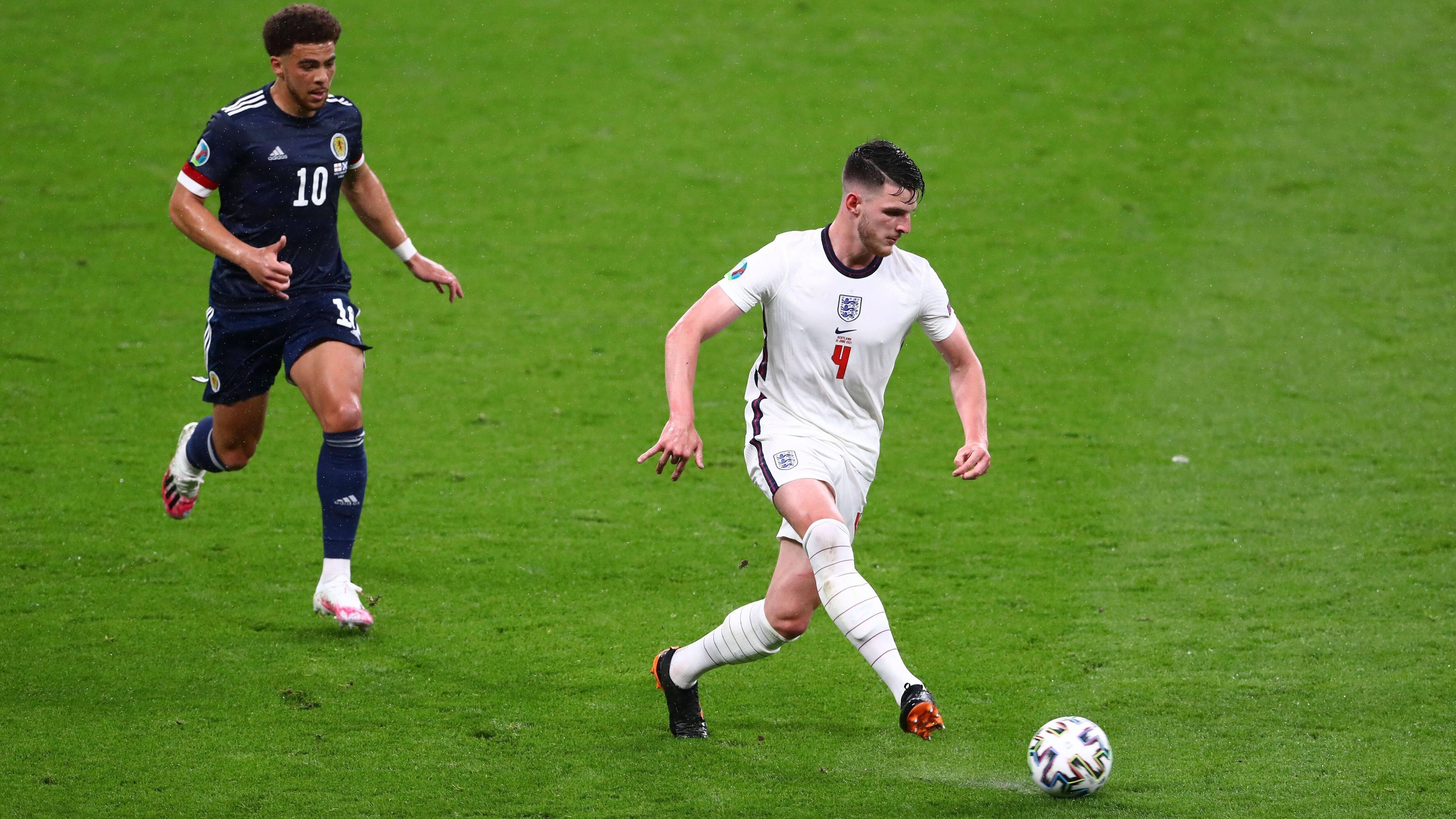 
                <strong>Declan Rice</strong><br>
                Der Abräumer vor der Viererkette macht seine Sache defensiv solide, im Spielaufbau kann er aber so gut wie keine Akzente setzen. Das ändert sich auch in der zweiten Halbzeit nicht. Dennoch bleibt er weitestgehend ohne Fehler. ran-Note: 3
              