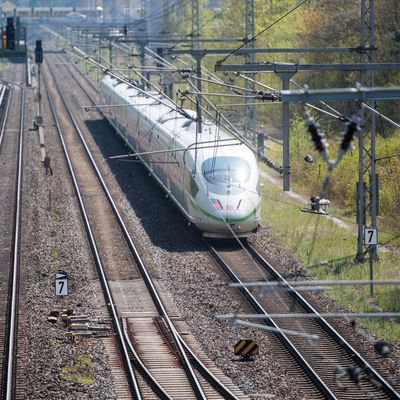 Der Verkauf von über 100 Millionen Telekom-Aktien durch den Bund kommt der Sanierung der Deutschen Bahn zugute.