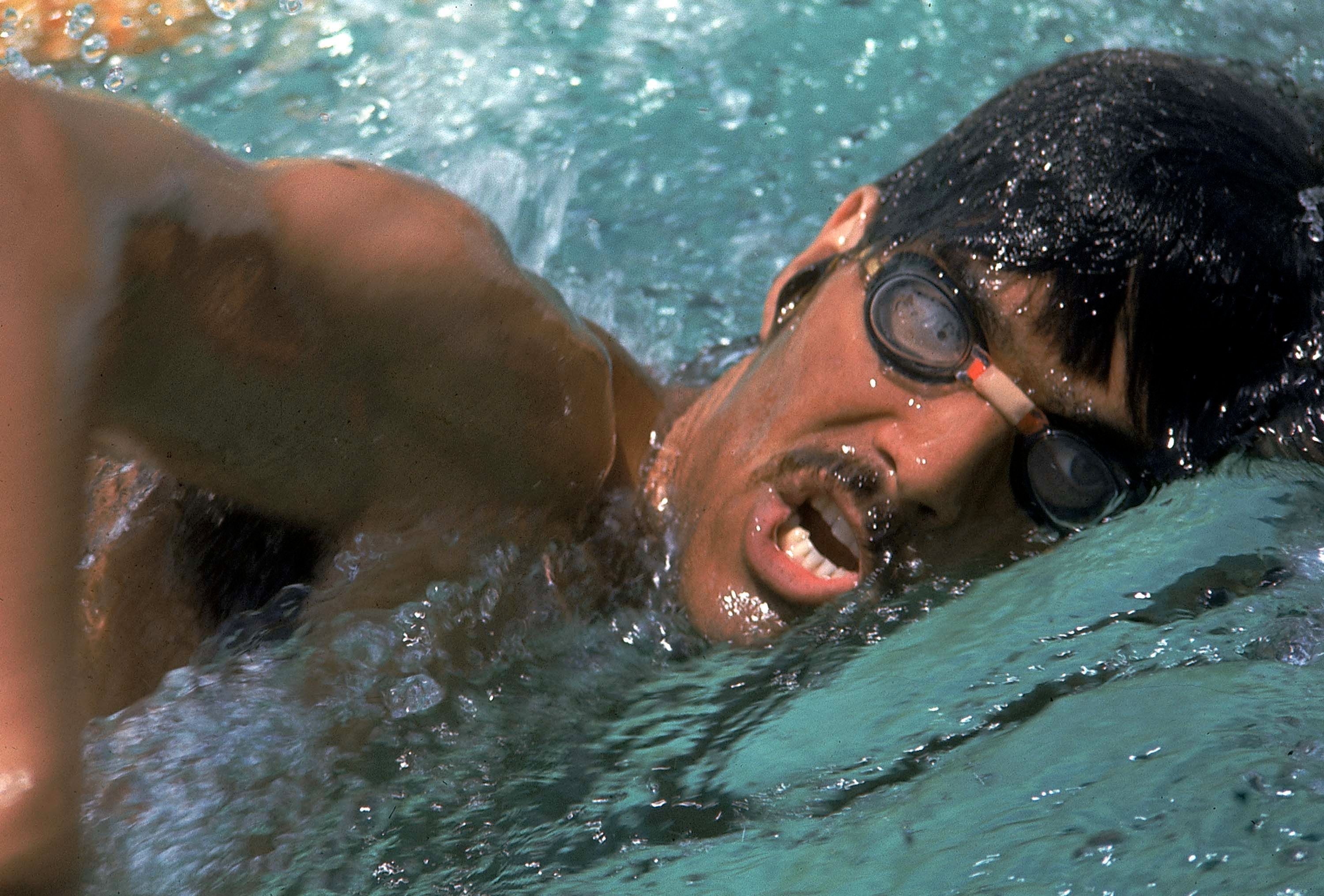 Mark Spitz ordnet sich in eine lange Reihe sehr erfolgreicher US-amerikanischer Schwimmer:innen ein. Mit neun Gold-, einer Silber- und einer weiteren Bronzemedaille ist er der vierterfolgreichste Olympionike aller Zeiten. Aufsehen erregte er unter anderem mit seinem Markenzeichen: einem Schnauzer - und das in einer Ära, in der sonst alle Schwimmer:innen glattrasiert waren.