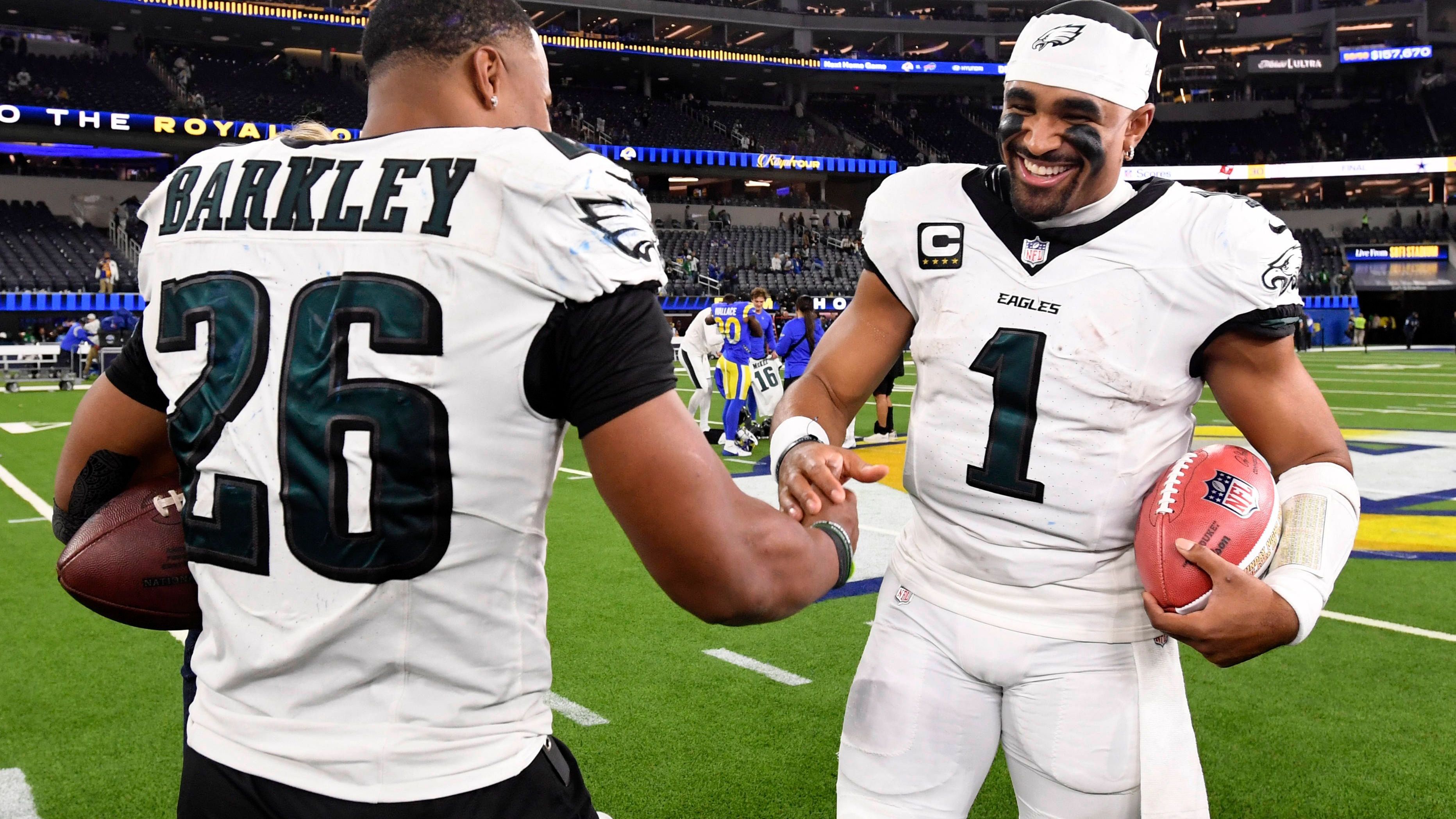 <strong>Platz 3: Philadelphia Eagles<br></strong>In der regulären Saison strauchelte die Offensive der Eagles mehrfach, in den Playoffs rollten sie richtig los. Philadelphia konnte viele der Stützen halten, die Offensive ist gespickt mit Star-Power. Allerdings müssen die Eagles ohne Offensive Coordinator Kellen Moore auskommen. Kann Jalen Hurts die nötige Konstanz auf Top-Niveau dauerhaft zeigen?