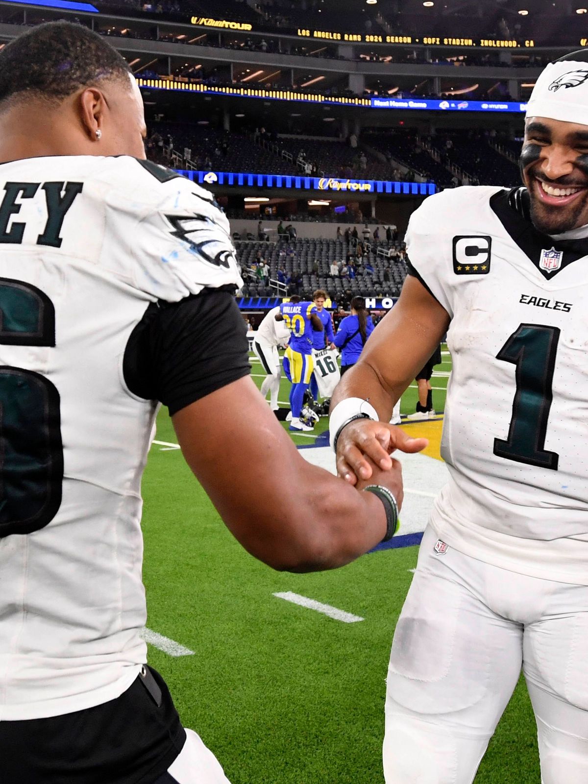 NFL, American Football Herren, USA Philadelphia Eagles at Los Angeles Rams Nov 24, 2024; Inglewood, California, USA; Philadelphia Eagles quarterback Jalen Hurts (1) celebrates with running back Saq...