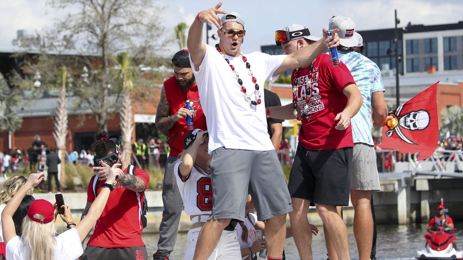 
                <strong>Die Bootsparade der Buccaneers nach dem Super-Bowl-Triumph</strong><br>
                Ganz vorne dabei ist natürlich "Feierbiest" Rob Gronkowski. Von ihm können sicher noch einige "Bucs"-Profis lernen.
              