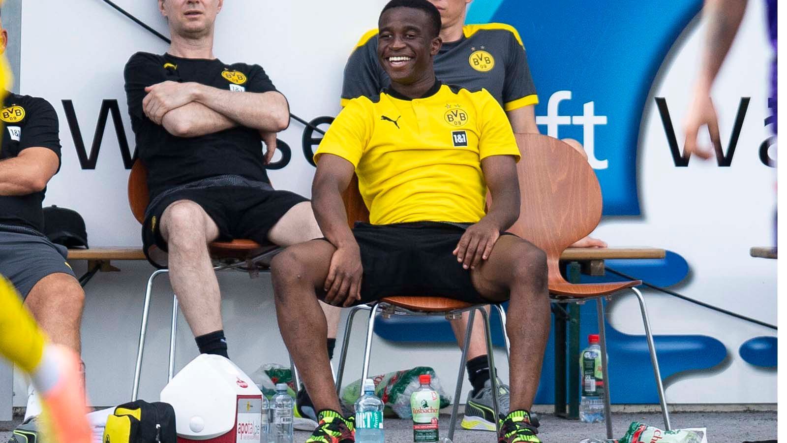 
                <strong>Moukoko für die U21-EM nominiert: Das ist Deutschlands Sturmhoffnung </strong><br>
                Moukoko ist das Tempo gewöhnt. Erst seit Beginn der Vorbereitung auf die laufende Bundesliga-Saison im vergangenen Sommer trainiert er mit den BVB-Profis, um an das Bundesliga-Niveau herangeführt zu werden, damals war er noch 15. Zuvor hatte der Deutsch-Kameruner in der B- und A-Junioren-Bundesliga seine enorme Qualität unter Beweis gestellt. 
              