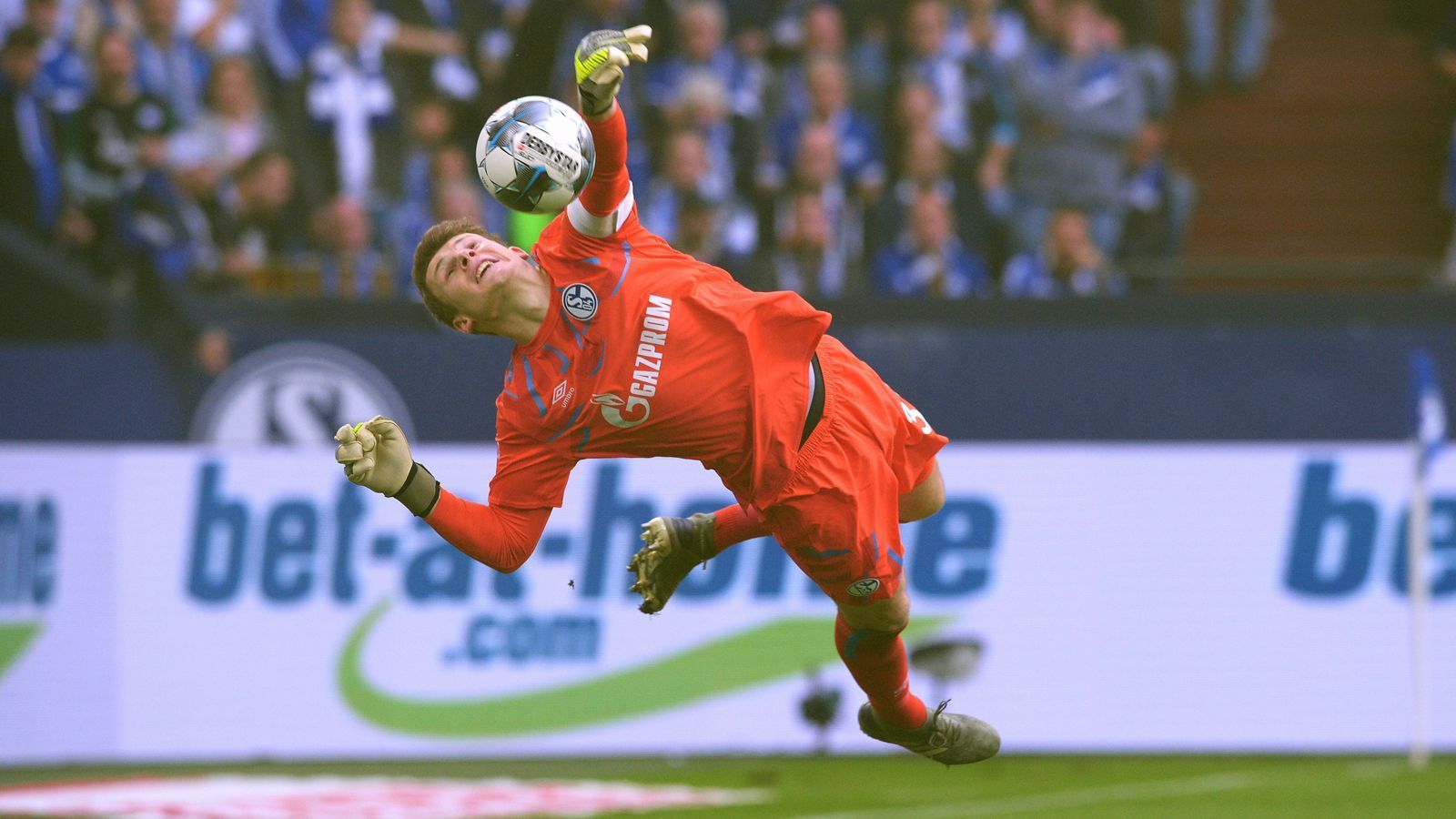 
                <strong>Alexander Nübel (Schalke 04)</strong><br>
                Von Beginn an auf dem Posten, entschärft erst einen strammen Schuss von Sancho souverän, hat dann lange nichts zu tun, ehe ihn wieder Sancho prüft. Aber wieder ist Nübel zur Stelle. ran.de-Note: 
              