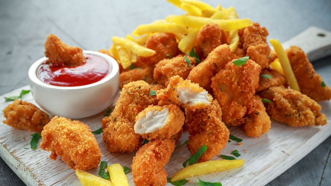 Goldbraun, knusprig und lecker: So lieben wir Chicken Nuggets. Aber wie schneiden die knusprigen Hühnchenteile im Öko-Test ab?