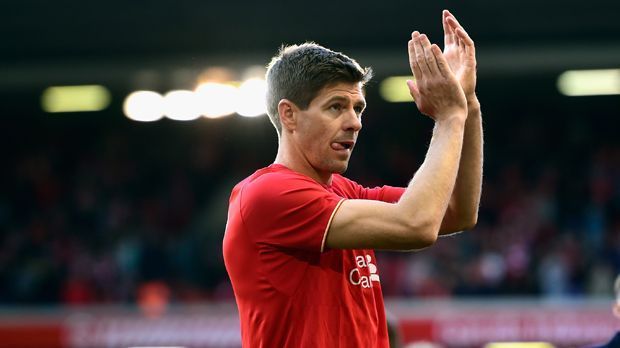 
                <strong>Mittelfeld: Steven Gerrard</strong><br>
                Was John Terry für Chelsea ist, ist Steven Gerrard für den FC Liverpool. Auch wenn Eto'o nie in einem Team mit dem Engländer spielte, hat Gerrard Eindruck bei Samuel Eto'o hinterlassen. 
              