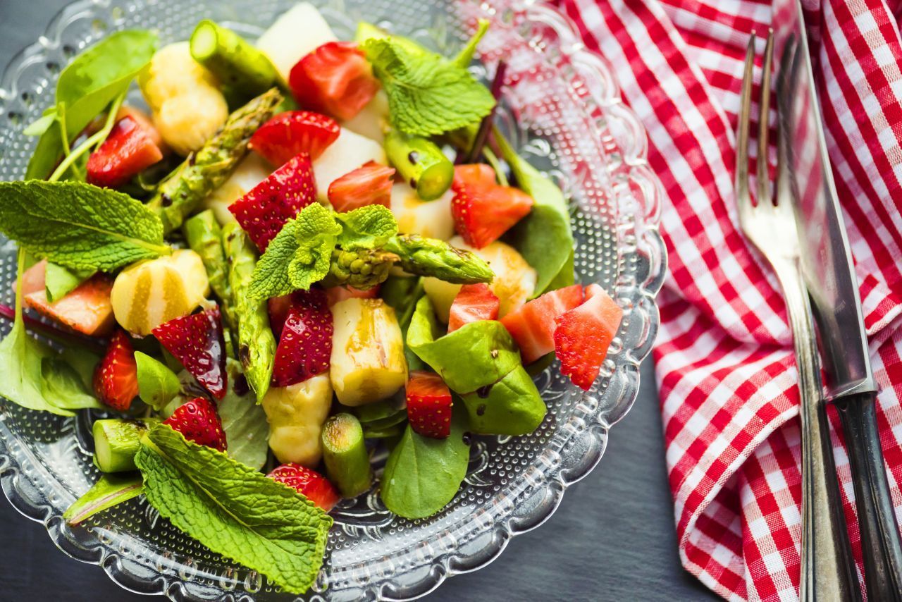 Eine tolle Kombination: Erdbeeren mit Spargel in einem frischen Salat. 