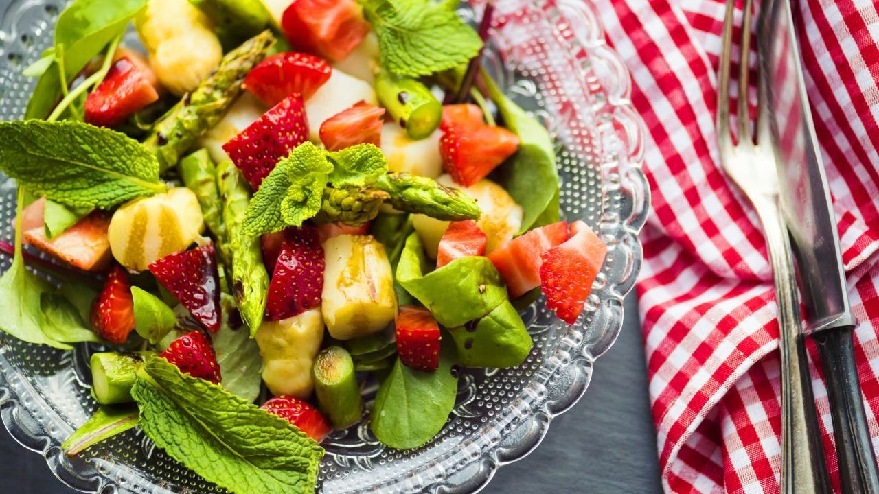 Eine tolle Kombination: Erdbeeren mit Spargel in einem frischen Salat. 