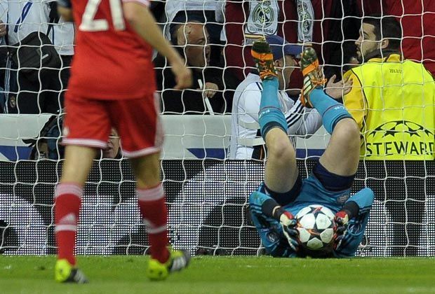 
                <strong>Real Madrid - Bayern München 1:0</strong><br>
                Der bis dahin beschäftigungslose Bayern-Keeper Manuel Neuer ist geschlagen und vollführt gleich mal eine Frustrolle.
              