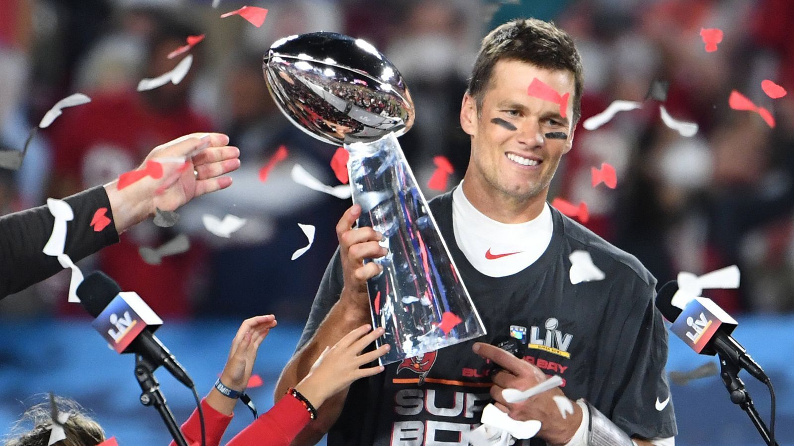 
                <strong>2021 - Super Bowl LV - Tampa Bay Buccaneers</strong><br>
                Tom Brady zeigte es mal wieder allen. Nach seinem sensationellen Weggang von den New England Patriots zu den Tampa Bay Buccaneers in der Offseason 2020 brachte er wie erhofft seine Sieger-Mentalität mit nach Florida. Angeführt von der Quarterback-Legende wurden die Bucs über den Verlauf der Saison immer besser und krönten die Saison mit dem Super-Bowl-Sieg gegen die Kansas City Chiefs (31:9). Ganz nebenbei sind die Buccaneers auch noch das erste Team, das die Vince Lombardi Trophy im eigenen Stadion holte.
              