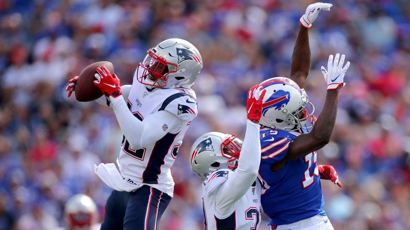 
                <strong>Defense: New England Patriots</strong><br>
                Die Defensive der New England Patriots ist ein echter Punktelieferant. Hauptgarant dafür: Safety Devin McCourty, der bereits fünf Interceptions fing und vier Fumbles forcierte. Ein gefährlicher Gegner für Eagles-Quarterback Carson Wentz, trotz erst vier Interceptions in der laufenden Saison. Insgesamt sorgten die Patriots bereits für 27 Turnovers - Bestwert in der Liga.
              