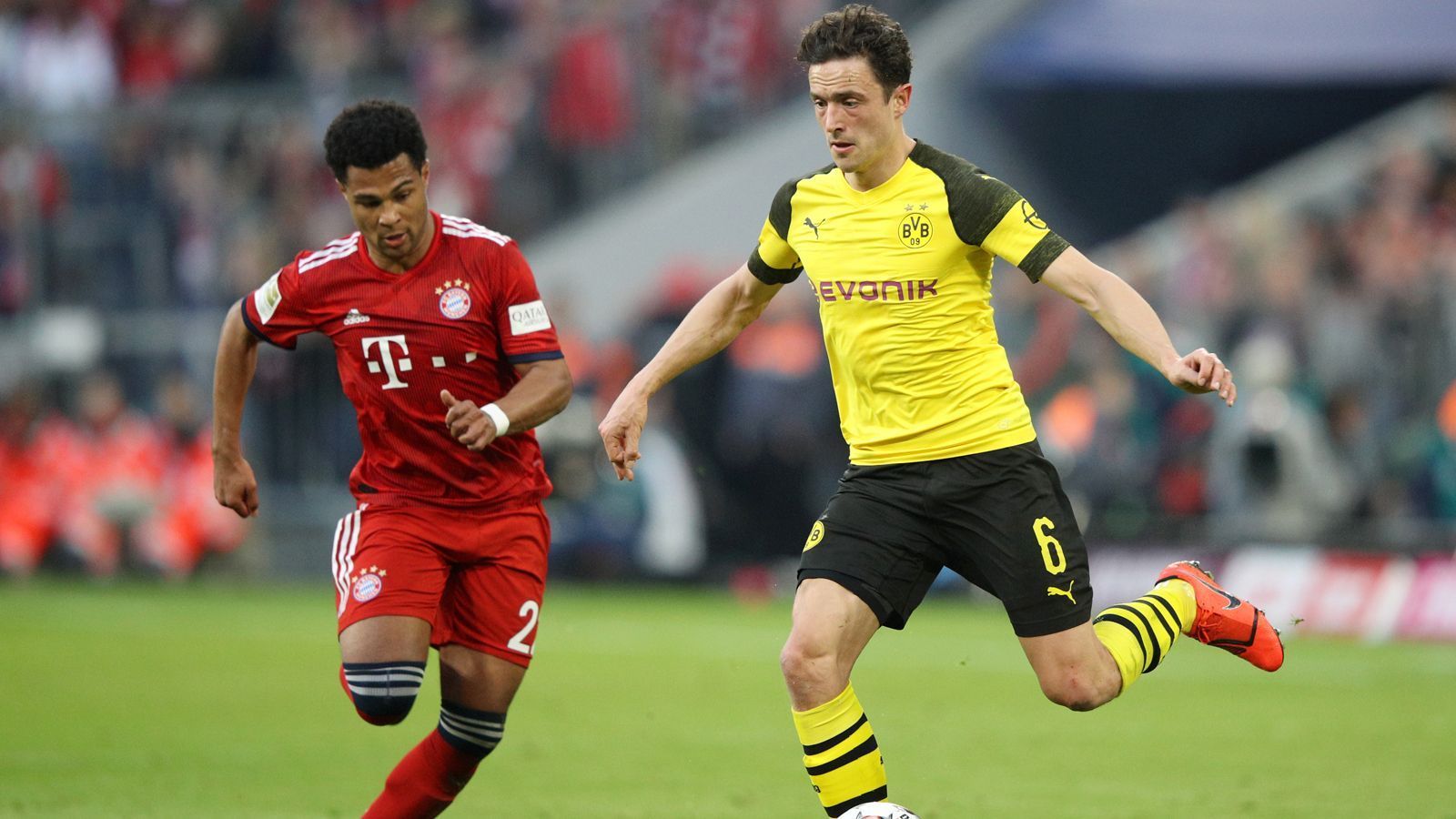 
                <strong>Thomas Delaney (BVB)</strong><br>
                Lässt den Münchnern viel zu viel Platz zur Entfaltung im Zentrum und kann das Spiel der Borussia sowohl defensiv als auch offensiv nicht ordnen. Hat im Zweikampf häufig das Nachsehen und sieht in der 70. Minute nach Foul an Lewandowski die gelbe Karte. ran-Note: 5
              