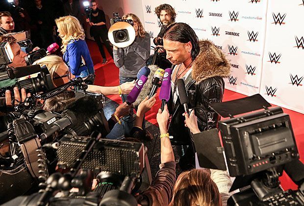 
                <strong>Erster Wrestling-Auftritt von Tim Wiese</strong><br>
                Ein gefragter Mann: Tim Wiese steht bei dem WWE-Event eindeutig im Mittelpunkt und stiehlt den Hauptdarstellern nicht nur auf dem Roten Teppich, sondern später auch noch im Ring die Show ...
              