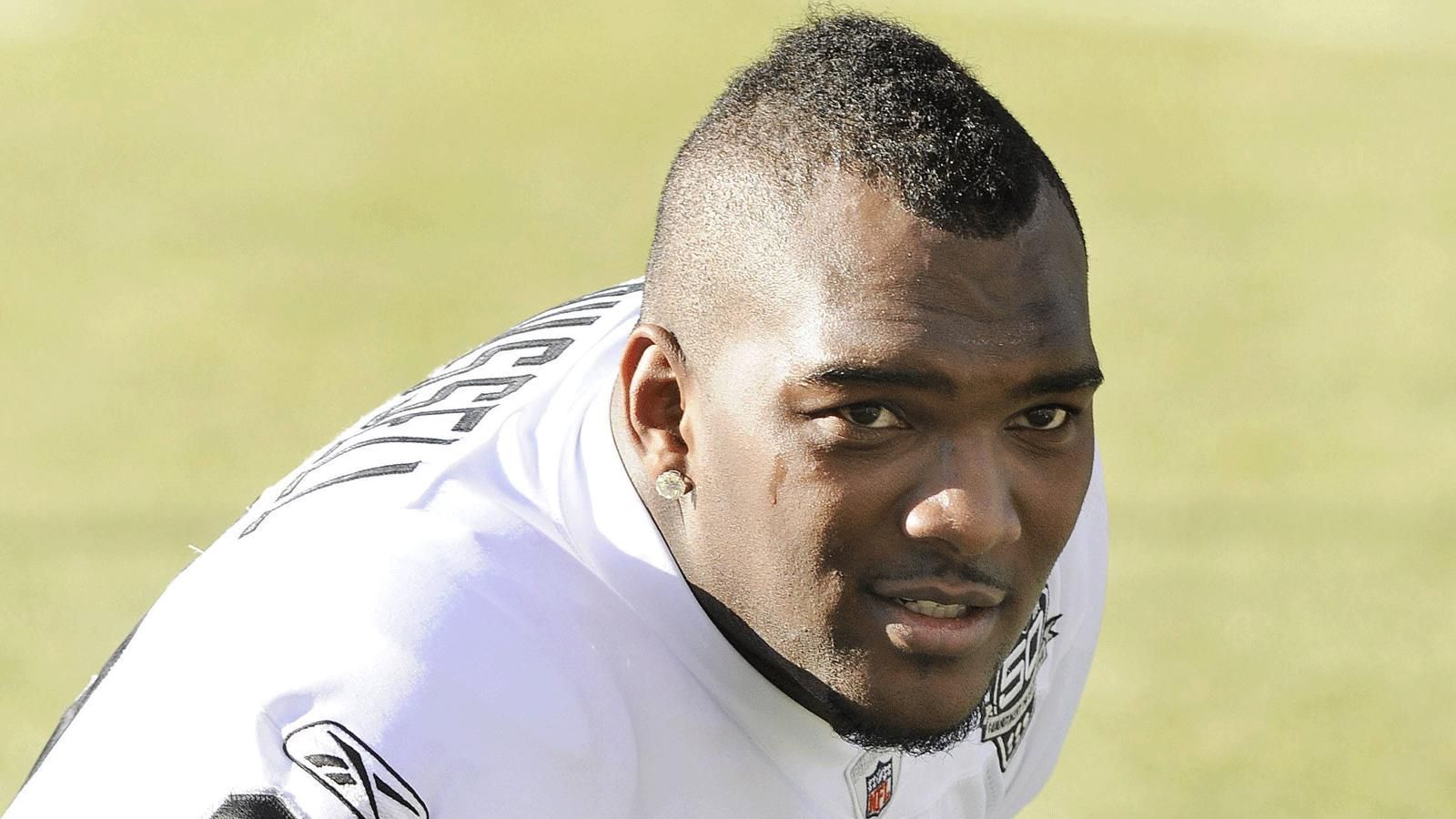 
                <strong>2007: JaMarcus Russell</strong><br>
                JaMarcus Russell, Nummer-1-Pick des Jahres 2007, begann seine Dienstzeit bei den Oakland Raiders direkt mit einem Holdout. Weil er sich mit der Franchise über die finanziellen Aspekte nicht einigen konnte, streikte er nicht nur während der gesamten Saisonvorbereitung, sondern auch noch während des 1. Spieltags der regulären Saison. Erst dann unterschrieb der Quarterback einen Sechsjahresvertrag über 68 Millionen US-Dollar. Er wurde den hohen Erwartungen allerdings nie gerecht. Bereits nach der Saison 2009 beendete Russell seine NFL-Karriere nach 31 Spielen. Er gilt als der größte Draft-Flop der NFL-Geschichte.
              