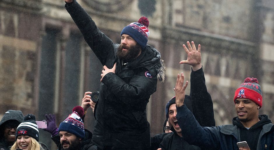 
                <strong>New England Patriots Super-Bowl-Parade</strong><br>
                Auch Julian Edelman genießt die Aufmerksamkeit. Vor allem bei der weiblichen Bevölkerung Bostons sorgt der Wide Receiver für Schreikrämpfe.
              