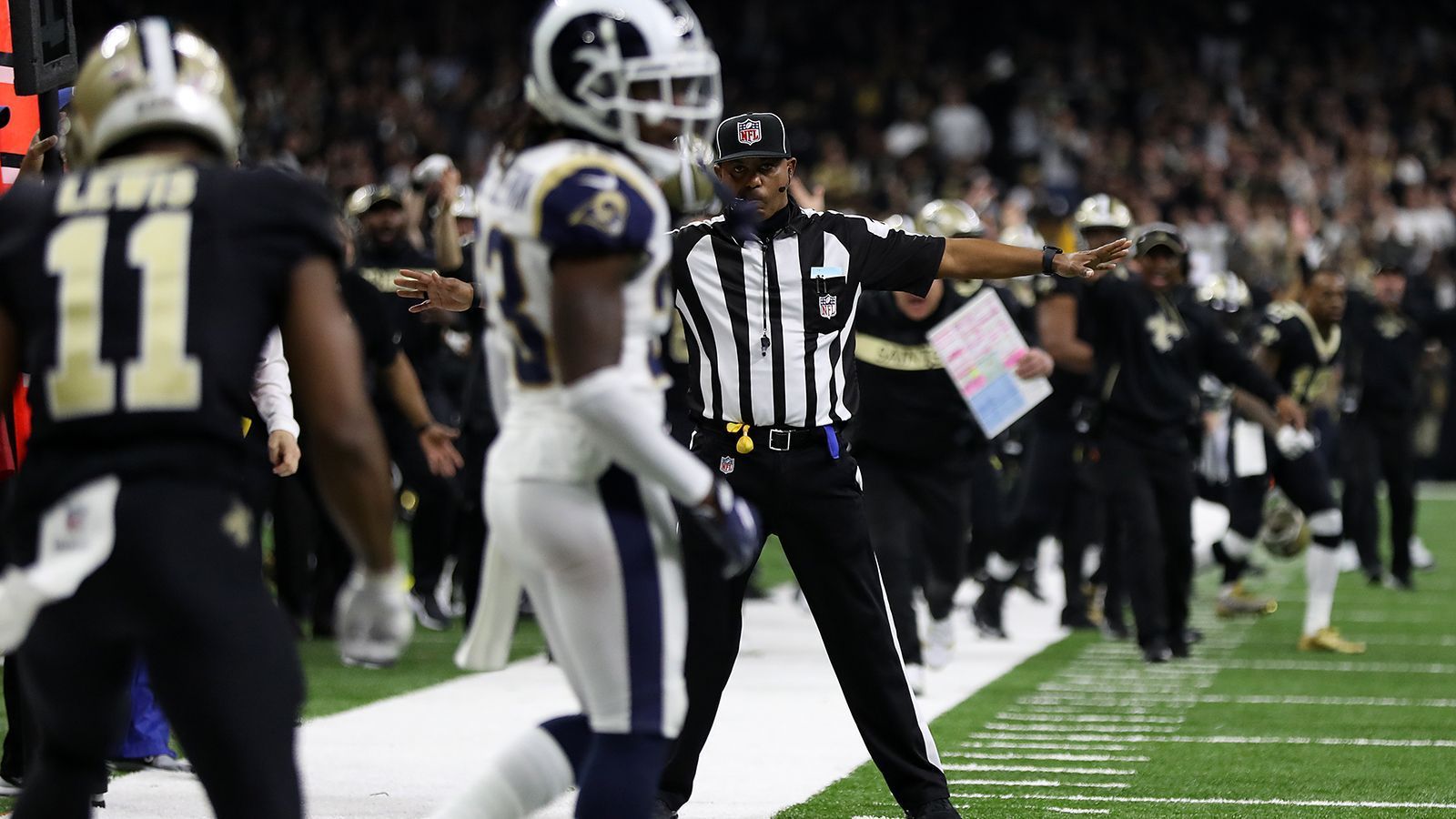 
                <strong>Woche 2: New Orleans Saints at Los Angeles Rams </strong><br>
                Die Stadt New Orleans ist wahrscheinlich immer noch sauer, der berühmte "No-Call" sorgte für großes Aufsehen in der NFL und führte mittlerweile zu einer Regeländerung bei der Pass Interference. Im NFC Championship-Game hatten die Saints die Chance, die Overtime mit einem Touchdown zu verhindern und stattdessen, mit weniger als zwei Minuten auf der Uhr, in Führung zu gehen. Dann das: Quarterback Drew Brees suchte Receiver Tommylee Lewis, der allerdings mit einer klaren Pass Interference von Cornerback Nickell Robey-Coleman abgeräumt wurde. Die Schiedsrichter übersahen das Foul und konnten es im Nachhinein nicht mehr überprüfen. Die Rams gewannen das Spiel später und zogen in den Super Bowl ein. In New Orleans kam es statt großem Jubel, zu großer Wut. In Woche 2  wird es also zum Re-Match kommen. 
              