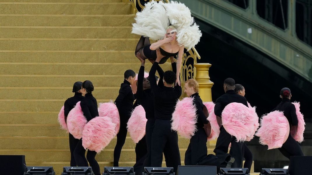 Show-Acts wie Lady Gaga mit ihrer Revue-Einlage an der weltberühmten Kathedrale Notre-Dame gestalteten die Eröffnungsfeier zu einem knallbunten Spektakel.