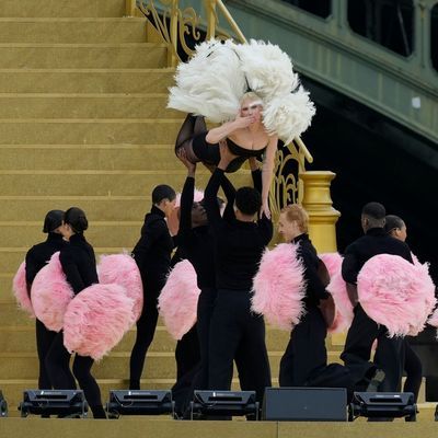 Show-Acts wie Lady Gaga mit ihrer Revue-Einlage an der weltberühmten Kathedrale Notre-Dame gestalteten die Eröffnungsfeier zu einem knallbunten Spektakel.