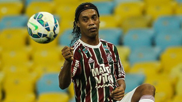 
                <strong>Sein Vorbild: Ronaldinho</strong><br>
                2. Sein Vorbild: Ronaldinho. Fragt man Douglas Costa nach seinem Vorbild, fällt direkt der Name Ronaldinho. Das scheint kein Zufall zu sein: Auch der zweimalige Weltfußballer lernte das Fußballspielen bei Gremio Porto Alegre. 
              